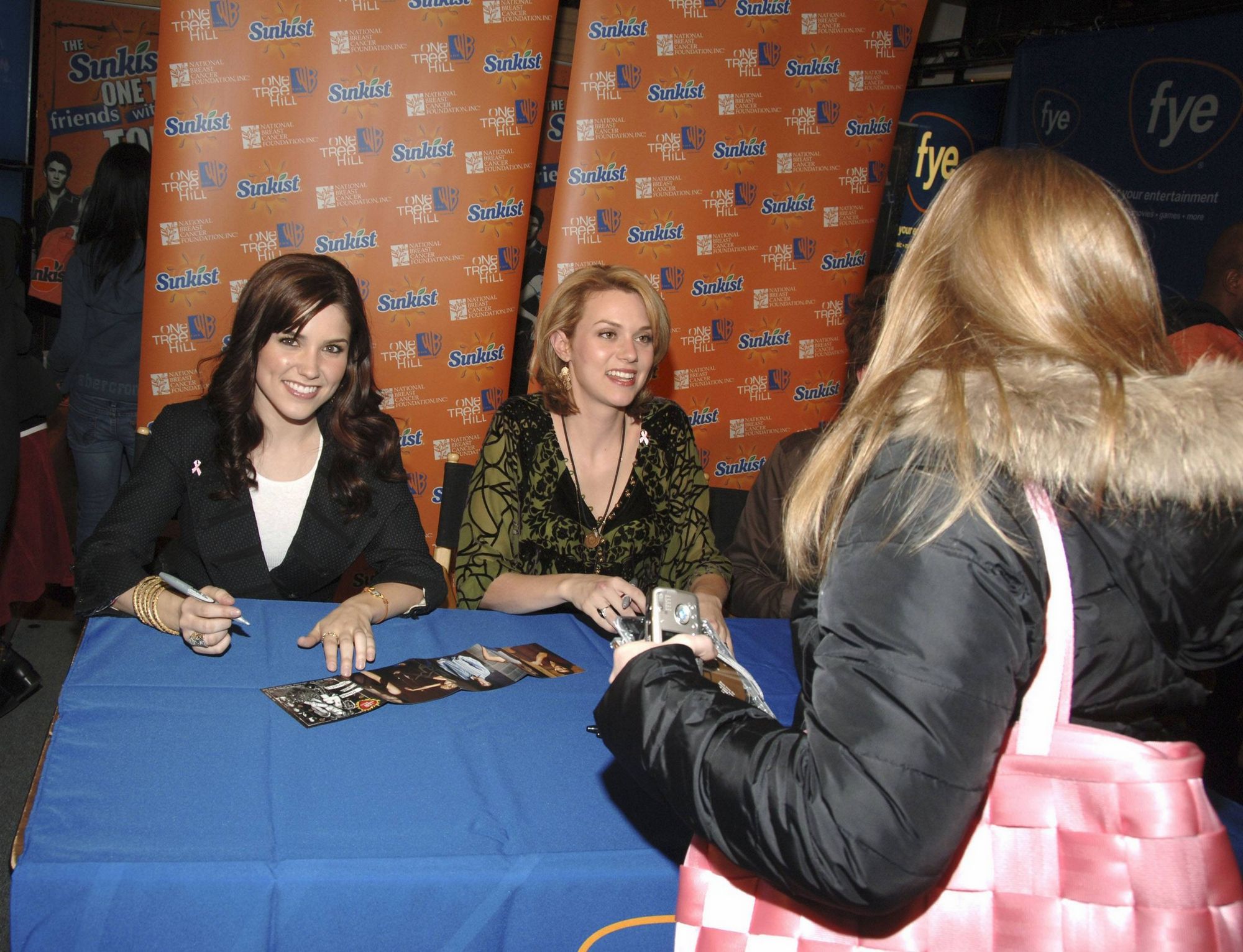 hbd_instorecdsigning_022.jpg hbd_instorecdsigning_022.jpg
