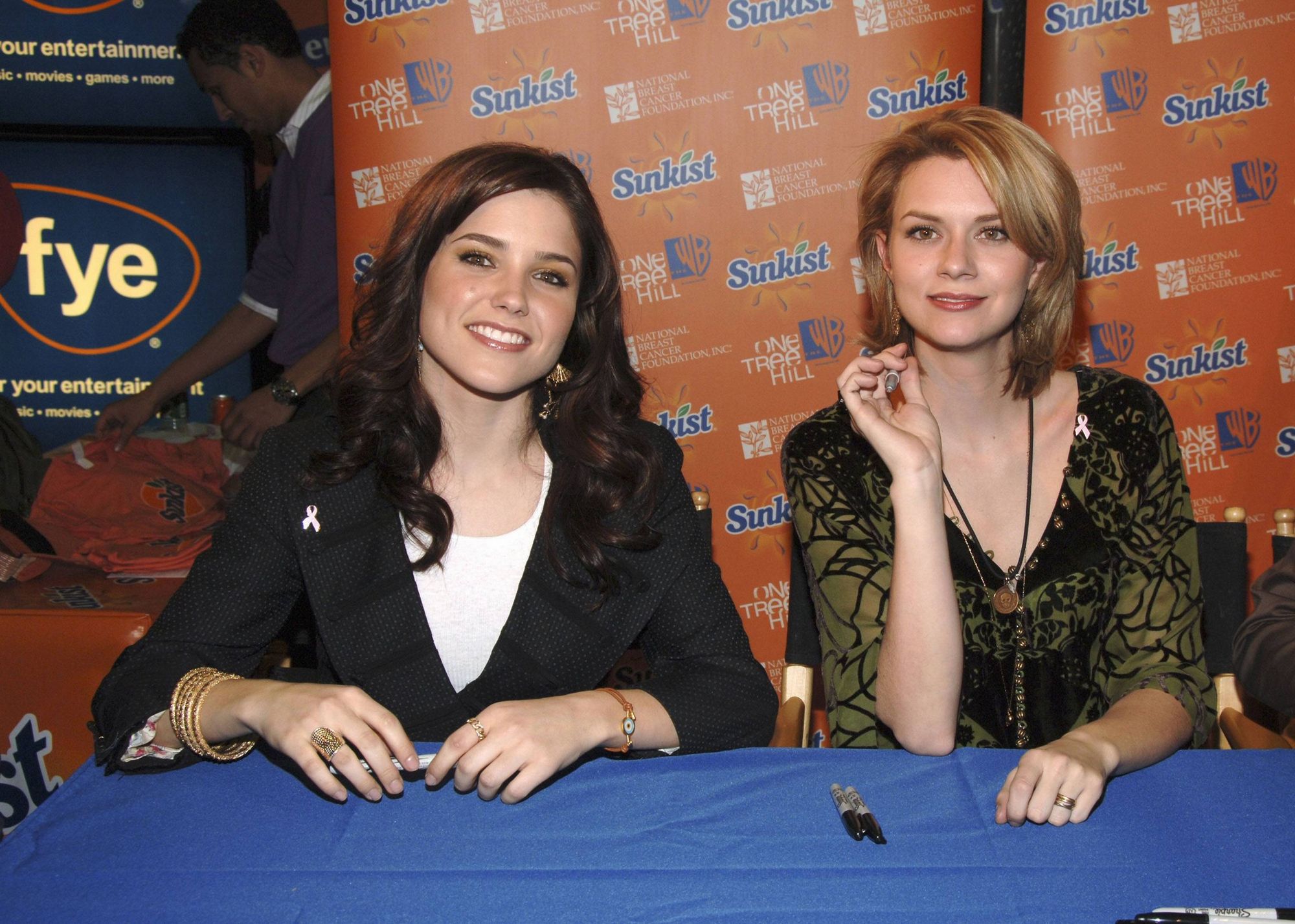 hbd_instorecdsigning_024.jpg hbd_instorecdsigning_024.jpg